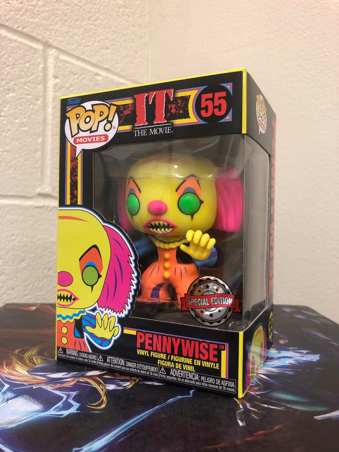 Funko POP! Movies IT PENNYWISE Black Light SPECIAL EDITION #55 w/ Protector