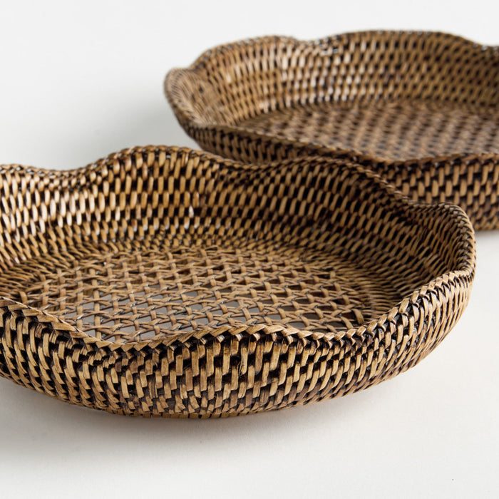 Mandalay Round Scalloped  Edge Tray Set closeup