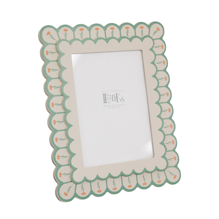 Scalloped Flower Photo Frame